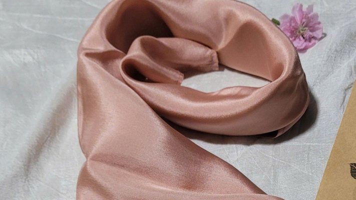 Khăn Lụa Tơ Tằm Việt Nam - Nét Đẹp Truyền Thống Với Áo Dài