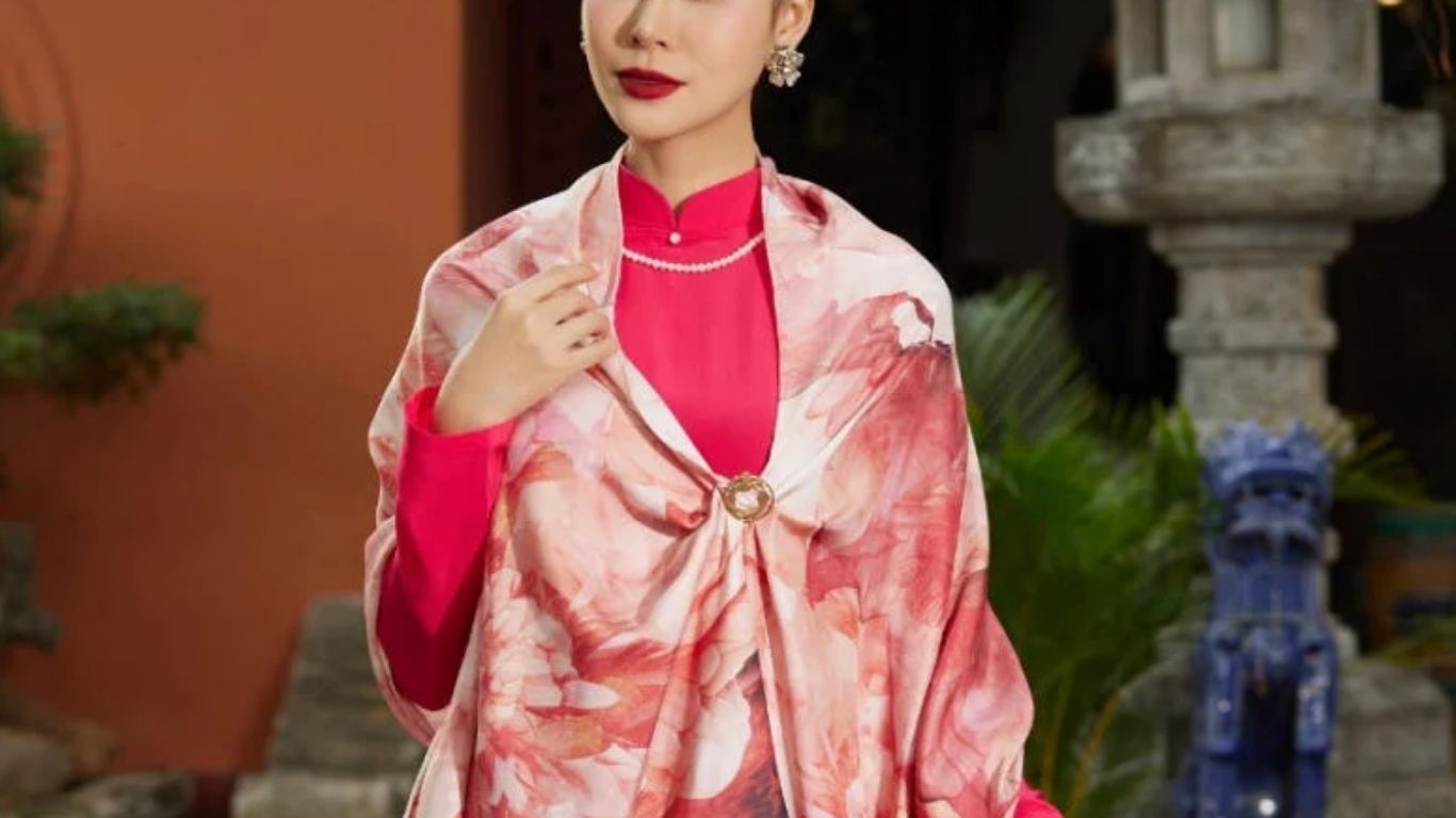 Khăn Lụa Tam Sắc Nha Xá: Phụ Kiện Hoàn Hảo Cho Áo Dài Truyền Thống