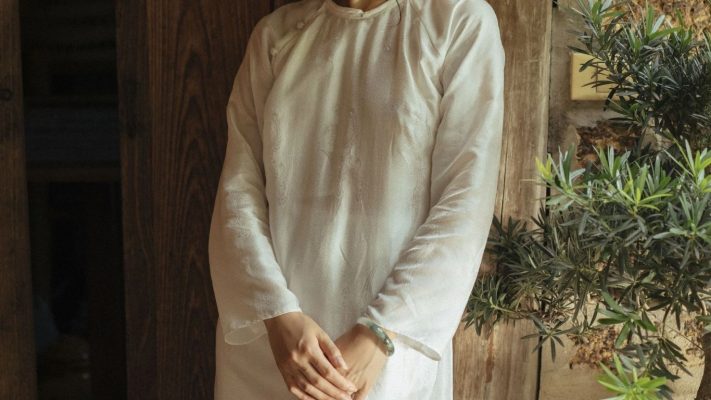 Vải Lụa Trơn Giá Rẻ Có Phù Hợp Để May Áo Dài Không?