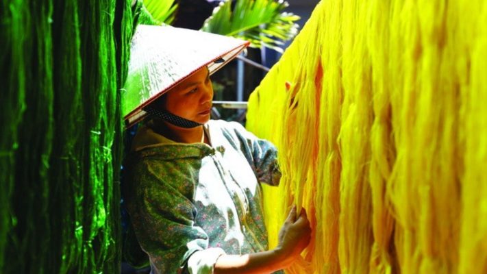 Sơ Mi Vải Lụa Trơn Kết Hợp Áo Dài – Phong Cách Hiện Đại