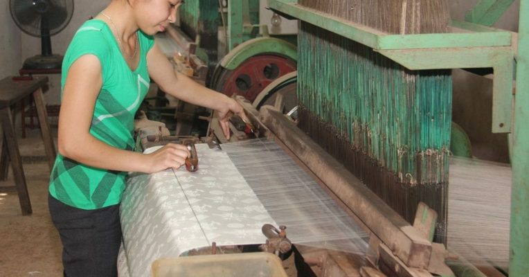 Giá Khăn Đũi Tơ Tằm: Có Đắt Như Bạn Nghĩ?