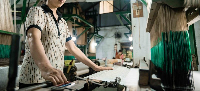 Khăn Đũi Tơ Tằm Nha Xá – Điểm Nhấn Hoàn Hảo Cho Áo Dài Công Sở