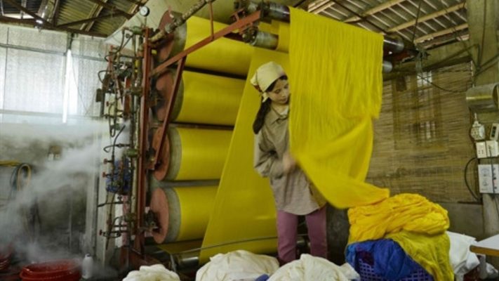 Tại Sao Nên Chọn Khăn Đũi Tơ Tằm Cho Áo Dài Mùa Hè?