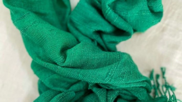 Tại Sao Nên Chọn Khăn Đũi Tơ Tằm Cho Áo Dài Mùa Hè?
