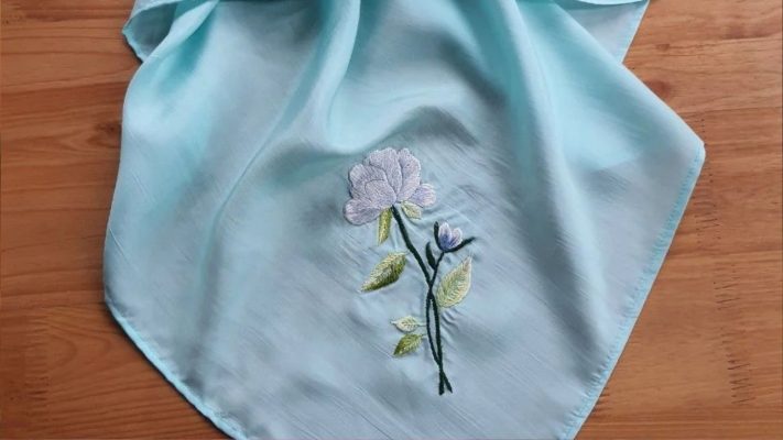 Khăn Lụa Tơ Tằm Vuông: Phụ Kiện Không Thể Thiếu Cho Áo Dài