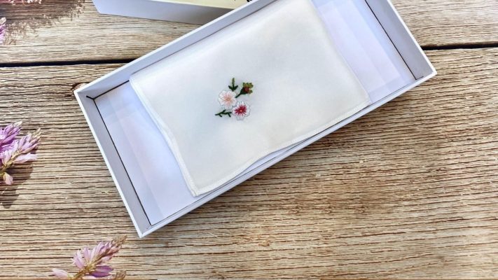 Giá Khăn Lụa Tơ Tằm Nha Xá Có Xứng Đáng Với Chất Lượng?