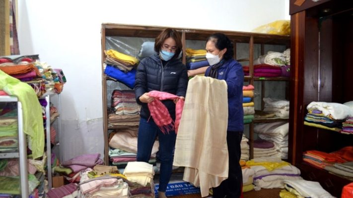 Bí Quyết Chọn Khăn Đũi Tơ Tằm Phù Hợp Với Áo Dài Trơn