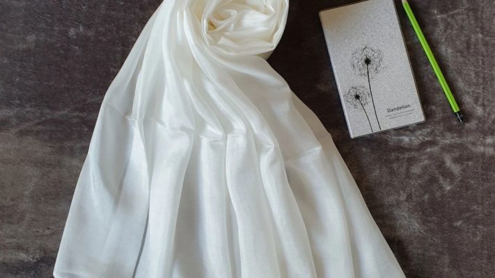 Khăn Lụa Tơ Tằm Trơn - Sự Tinh Tế Cho Bộ Áo Dài