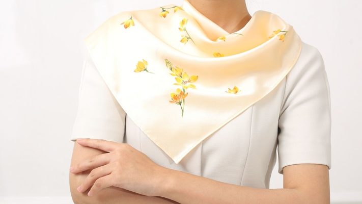 Khăn Tay Lụa Tơ Tằm: Phụ Kiện Nhỏ, Hiệu Ứng Lớn Cho Áo Dài