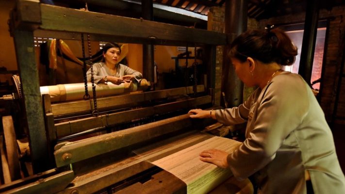 Khăn Lụa Tam Sắc Nha Xá: Phụ Kiện Hoàn Hảo Cho Áo Dài Truyền Thống