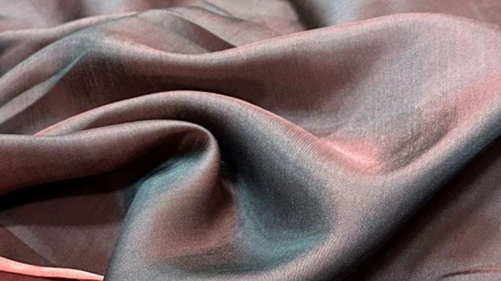 Vì Sao Vải Lụa Trơn Là Lựa Chọn Hoàn Hảo Cho Áo Dài Việt Nam?