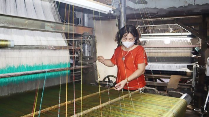 Vải Lụa Hoa: Bí Quyết Tạo Nên Áo Dài Thanh Lịch