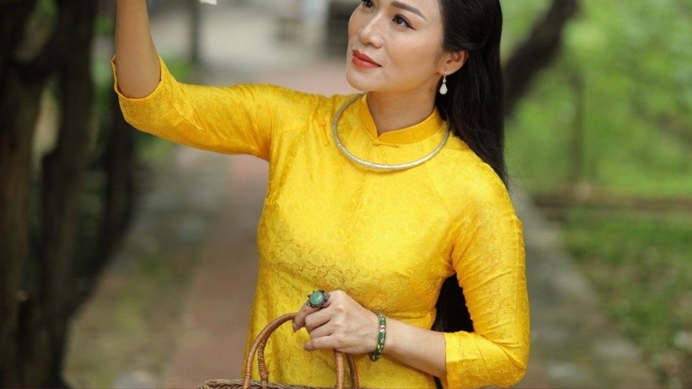 Bán Vải Lụa Hoa: Địa Chỉ Uy Tín Cho Áo Dài Đẹp