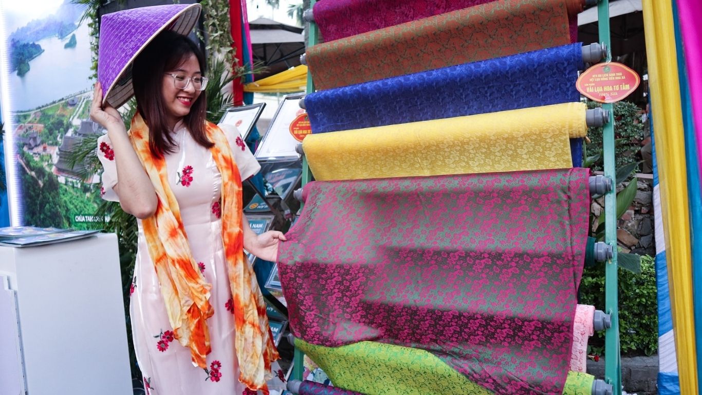 Mua Vải Lụa Tơ Tằm Nha Xá Ở Đâu Để May Áo Dài Đẹp?
