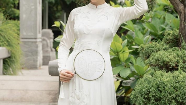 Áo Dài Lụa Trắng: Vẻ Đẹp Thanh Tịnh Cho Cô Dâu Hiện Đại