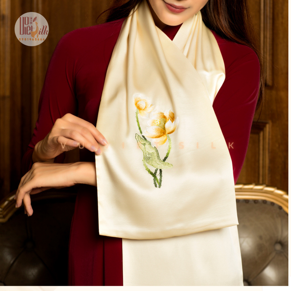 “Một chiếc khăn lụa nhỏ – đủ khiến mùa lạnh trở nên ấm áp và đầy ý nghĩa.”