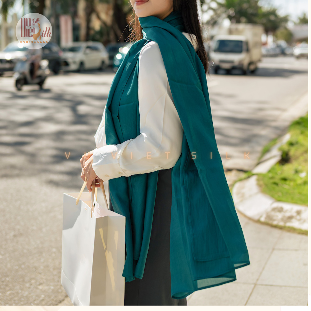 chọn khăn lụa tơ tằm phù hợp cho mùa cuối năm 2025